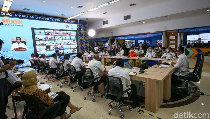 Menhub Resmikan Posko Angkutan Lebaran Menteri Perhubungan (Menhub) Budi Karya Sumadi membuka posko angkutan Lebaran. Budi mengingatkan pentingnya komunikasi dan koordinasi dalam penjagaan mudik 2022.