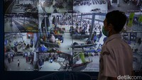 Petugas memantau pergerakan arus mudik di Posko Angkutan Lebaran Terpadu 2022, Kantor Kemenhub, Jakarta, Senin (25/4/2022).