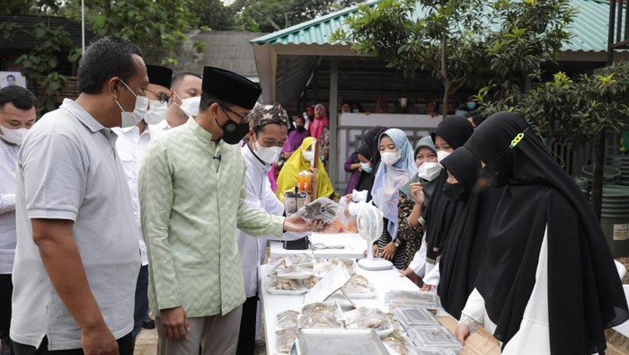 Menteri Pariwisata dan Ekonomi Kreatif (Menparekraf) Sandiaga Uno punya cara khusus menggenjot perekonomian berbasis pesantren.