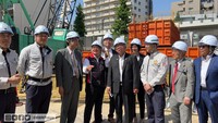 Duta Besar Republik Indonesia (Dubes RI) untuk Jepang dan Federasi Mikronesia Heri Akhmadi mendampingi Menteri Pekerjaan Umum dan Perumahan Rakyat (PUPR) Basuki Hadimuljono melihat langsung proses pembangunan gedung baru Kedutaan Besar Republik Indonesia (KBRI) di Tokyo pada Senin, 25 April 2022.Foto: Dok. KBRI Tokyo