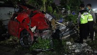 Dilaporkan, mobil Honda Brio bernomor polisi L 1120 QC yang melintas di perlintasan kereta di lokasi kejadian tertabrak KA Sancaka tambahan jurusan Surabaya-Yogyakarta.