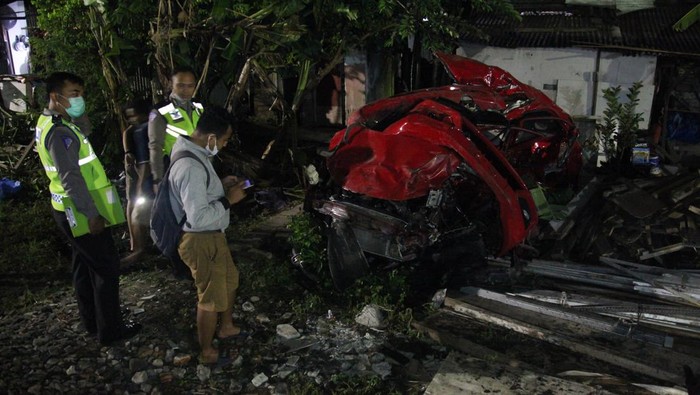 Sebuah mobil rusak berat usai tertabrak kereta di kawasan Surabaya, Jawa Timur. Insiden itu menyebabkan 3 penumpang mobil tewas di tempat.