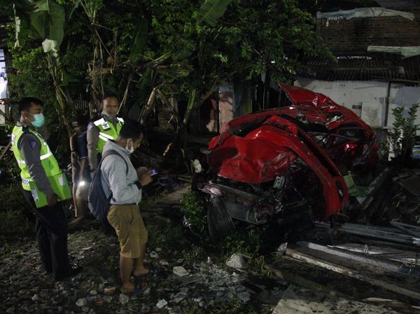 Mobil Ringsek Tertabrak Kereta di Surabaya, 3 Orang Tewas