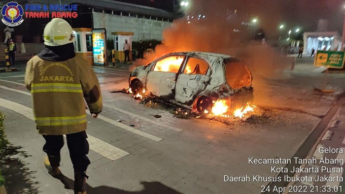 Mobil terbakar di Jalan Sudirman