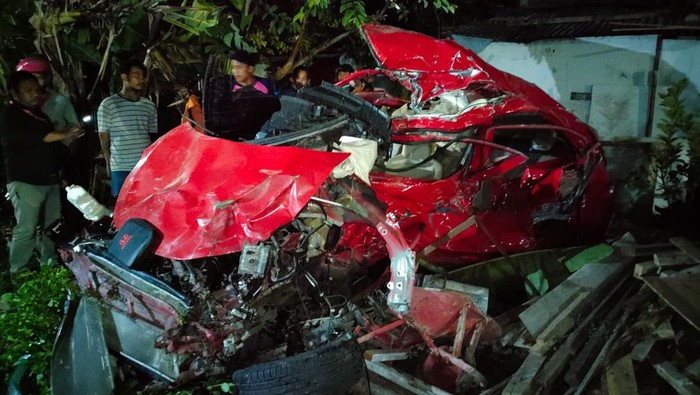 mobil tertabrak kereta api