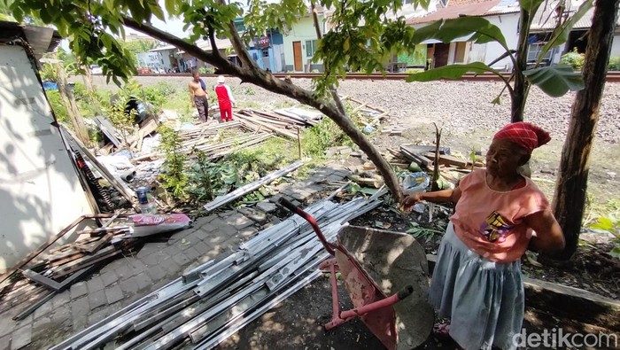 mobil tertabrak kereta api mobil tertabrak kereta api