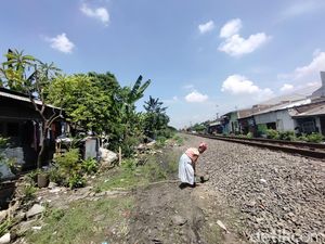 Keluarga Korban Tabur Bunga di Lokasi Brio Tertabrak KA Tewaskan 3 Orang