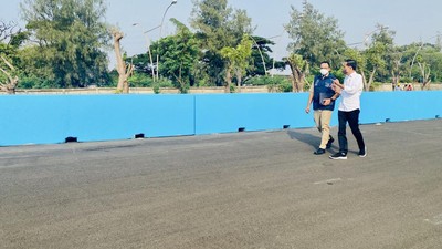 Momen Jokowi Tinjau Sirkuit Formula E