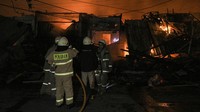Pemadam kebakaran mengerahkan 25 unit mobil dalam peristiwa itu. 