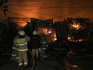 Usai 5 Jam Terbakar, Api di Pasar Gembrong Jaktim Padam