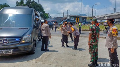 Momen Wakapolri Cek Kesiapan Pos Terpadu Arus Mudik di Cileunyi