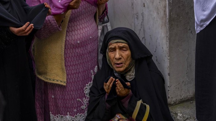 Muslim Kashmir Mengadah Tangan Dalam Doa di Tempat Peninggalan Rasulullah Kashmiri Muslim devotees raise their hands in prayer as a head priest displays a relic of the Prophet Muhammad at the Hazratbal shrine, during the Martyr Day of Hazrat Ali, in Srinagar, Indian controlled Kashmir, Saturday, April 23, 2022. Muslims across the world are observing the holy fasting month of Ramadan, when devout refrain from eating, drinking and smoking from dawn to dusk. (AP Photo/Dar Yasin)