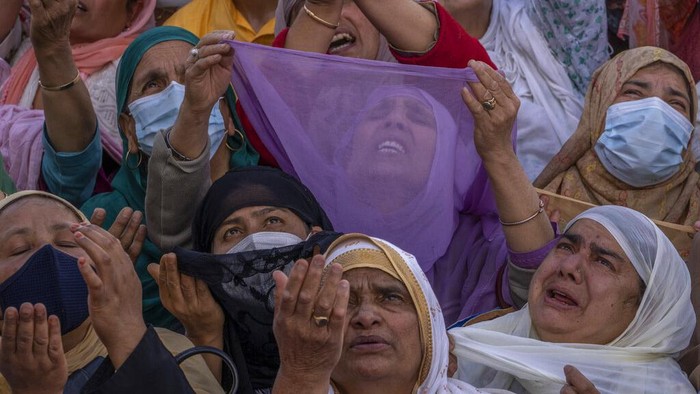 Muslim Kashmir Mengadah Tangan Dalam Doa di Tempat Peninggalan Rasulullah Kashmiri Muslim devotees raise their hands in prayer as a head priest displays a relic of the Prophet Muhammad at the Hazratbal shrine, during the Martyr Day of Hazrat Ali, in Srinagar, Indian controlled Kashmir, Saturday, April 23, 2022. Muslims across the world are observing the holy fasting month of Ramadan, when devout refrain from eating, drinking and smoking from dawn to dusk. (AP Photo/Dar Yasin)