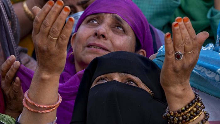 Muslim Kashmir Mengadah Tangan Dalam Doa di Tempat Peninggalan Rasulullah Kashmiri Muslim devotees raise their hands in prayer as a head priest displays a relic of the Prophet Muhammad at the Hazratbal shrine, during the Martyr Day of Hazrat Ali, in Srinagar, Indian controlled Kashmir, Saturday, April 23, 2022. Muslims across the world are observing the holy fasting month of Ramadan, when devout refrain from eating, drinking and smoking from dawn to dusk. (AP Photo/Dar Yasin)