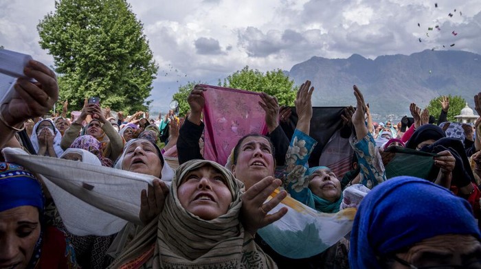 Muslim Kashmir Mengadah Tangan Dalam Doa di Tempat Peninggalan Rasulullah Kashmiri Muslim devotees raise their hands in prayer as a head priest displays a relic of the Prophet Muhammad at the Hazratbal shrine, during the Martyr Day of Hazrat Ali, in Srinagar, Indian controlled Kashmir, Saturday, April 23, 2022. Muslims across the world are observing the holy fasting month of Ramadan, when devout refrain from eating, drinking and smoking from dawn to dusk. (AP Photo/Dar Yasin)