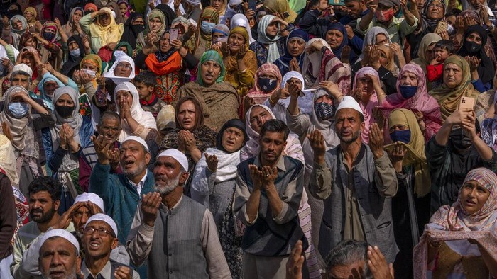 Kashmiri Muslim devotees raise their hands in prayer as a head priest displays a relic of the Prophet Muhammad at the Hazratbal shrine, during the Martyr Day of Hazrat Ali, in Srinagar, Indian controlled Kashmir, Saturday, April 23, 2022. Muslims across the world are observing the holy fasting month of Ramadan, when devout refrain from eating, drinking and smoking from dawn to dusk. (AP Photo/Dar Yasin)