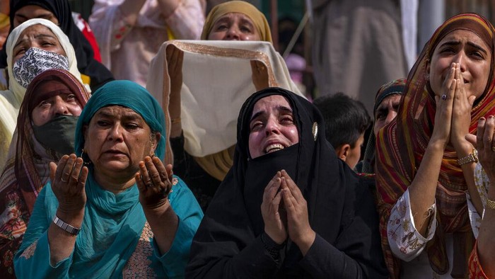 Muslim Kashmir Mengadah Tangan Dalam Doa di Tempat Peninggalan Rasulullah Kashmiri Muslim devotees raise their hands in prayer as a head priest displays a relic of the Prophet Muhammad at the Hazratbal shrine, during the Martyr Day of Hazrat Ali, in Srinagar, Indian controlled Kashmir, Saturday, April 23, 2022. Muslims across the world are observing the holy fasting month of Ramadan, when devout refrain from eating, drinking and smoking from dawn to dusk. (AP Photo/Dar Yasin)
