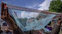 Para umat Muslim Kashmir ini berdoa ketika seorang imam menampilkan peninggalan Nabi Muhammad di tempat suci Hazratbal.  