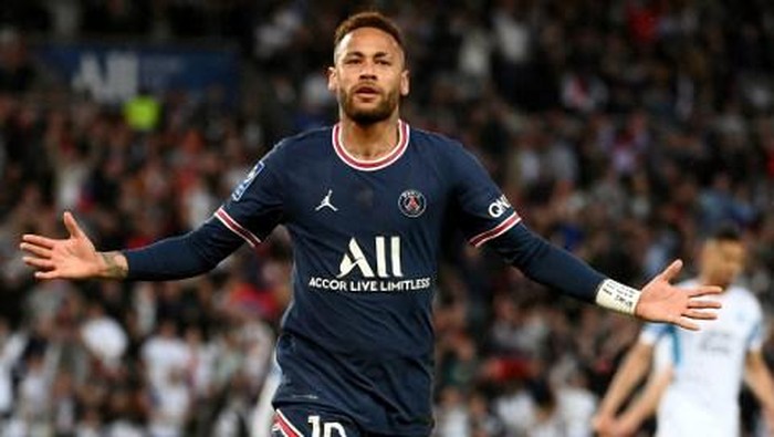 Paris Saint-Germains Brazilian forward Neymar celebrates his goal during the French L1 football match between Paris-Saint Germain (PSG) and Olympique Marseille (OM) at The Parc des Princes Stadium in Paris on April 17, 2022. (Photo by FRANCK FIFE / AFP)