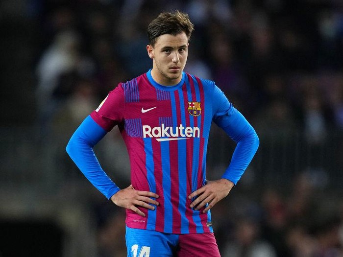 BARCELONA, SPAIN - APRIL 24: Nico Gonzalez of FC Barcelona looks on during the LaLiga Santander match between FC Barcelona and Rayo Vallecano at Camp Nou on April 24, 2022 in Barcelona, Spain. (Photo by Alex Caparros/Getty Images)