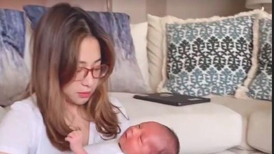 5 Gaya Duduk Nikita Willy yang Jadi Sorotan Usai Lahiran