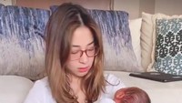 Ini dia gaya duduk Nikita Willy yang menjadi sorotan. Foto: Instagram
