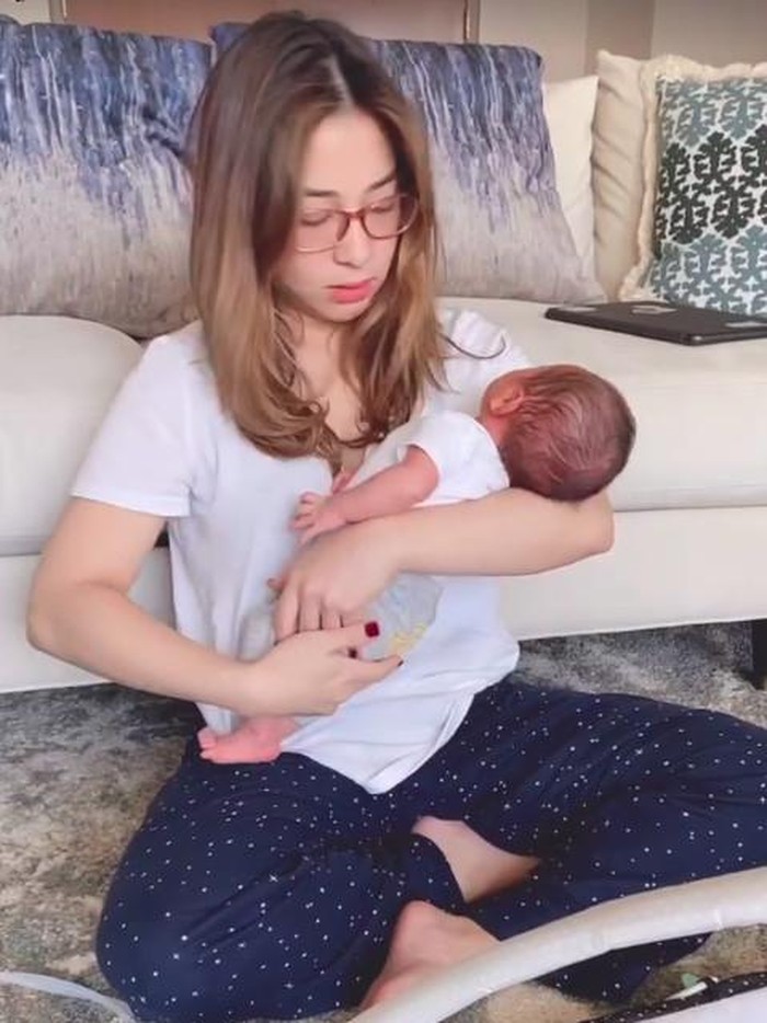 Nikita Willy dan Indra Priawan Nikita Willy saat menggendong baby Izz.