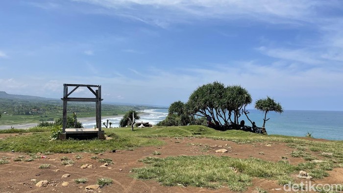 Inilah Pantai Puncak Guha Bungbulang, Garut. Di sini, Anda dibawa ke Bali dan merasakan dua destinasi terbaiknya sekaligus, tebing Uluwatu dan Broken Beach atau Pasih Uug di Nusa Penida.