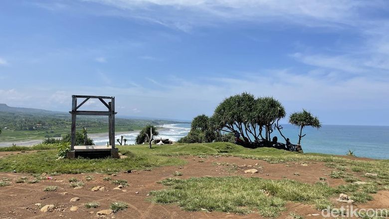 Pantai Puncak Guha Bungbulang, Garut Inilah Pantai Puncak Guha Bungbulang, Garut. Di sini, Anda dibawa ke Bali dan merasakan dua destinasi terbaiknya sekaligus, tebing Uluwatu dan Broken Beach atau Pasih Uug di Nusa Penida.