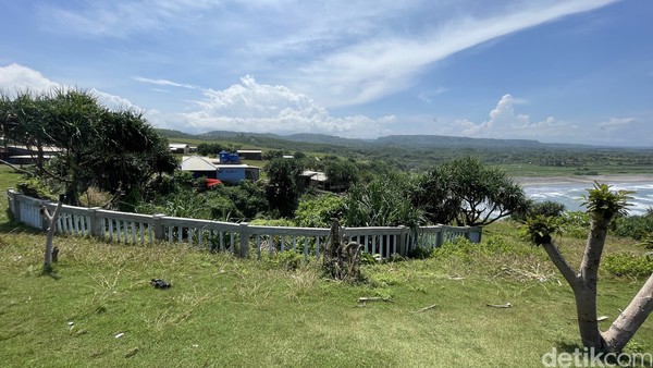 Tiada penarikan retribusi saat kami datang tadi. Selain berfoto dan nongkrong di warung, Anda juga bisa mendirikan tenda di Pantai Puncak Guha Bungbulang, Garut.