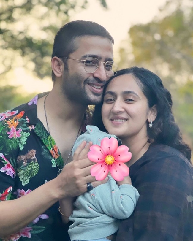 Pemain Mahabharata Shaheer Sheikh dua tahun lalu menikahi Ruchikaa Kapoor. Mantan pacar Ayu Ting Ting tersebut diketahui beragama Islam sedangkan Ruchika beragama Hindu. Sudah memiliki satu anak, pasangan tersebut masih terlihat kompak meski berbeda keyakinan. Foto: Instagram