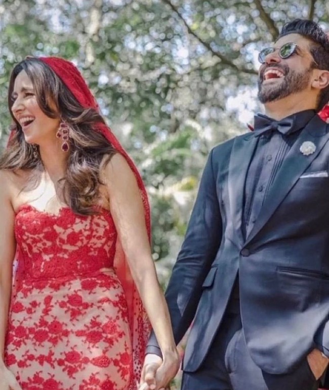 Shakeel Ladak mempersunting pasangannya yang beragama Kristen Katolik. Uniknya, mereka menggelar pernikahan dengan tradisi keyakinan masing-masing. Suami Amrita Arora itu pun terlihat ikut menghabiskan Hari Natal untuk menghormati istrinya dan sebaliknya. Foto: Instagram