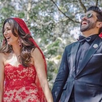 Shakeel Ladak mempersunting pasangannya yang beragama Kristen Katolik. Uniknya, mereka menggelar pernikahan dengan tradisi keyakinan masing-masing. Suami Amrita Arora itu pun terlihat ikut menghabiskan Hari Natal untuk menghormati istrinya dan sebaliknya. Foto: Instagram