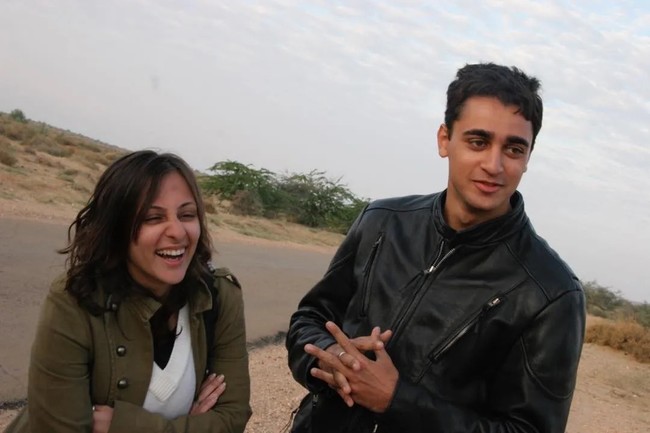 Aktor lain yang menjalani bulan puasa dan melewati Hari Lebaran dengan pasangan berbeda keyakinan adalah Imran Khan. Suami Avantika Malik tersebut tampak harmonis di tengah perbedaan dan sering menunjukkan kasih sayang di media sosial. Foto: Instagram