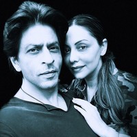 Aktor kenamaan India Shah Rukh Khan menikah dengan Gauri Khan yang beda agama dengannya. Meski begitu, pasangan yang sudah menikah lebih dari 30 tahun lalu itu tetap bisa puasa dan Lebaran bersama. Foto: Instagram