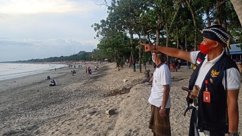 Pecalang saat pengamanan Pantai Kuta
