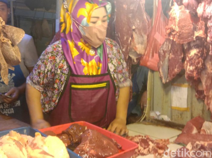 Pedagang daging sapi di Pasar Kosambi Bandung.