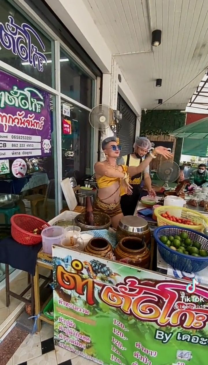 Gayanya Nyentrik, Pedagang Som Tam di Thailand Ini Viral