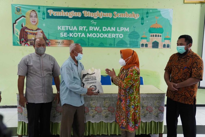 Pembagian Paket Sembako oleh Walkot