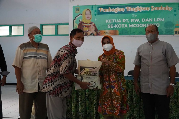 Pemerintah Kota Mojokerto membagikan paket sembako ke ketua RT/RW hingga petugas kebersihan Menjelang Hari Raya Idul Fitri 1443 H.