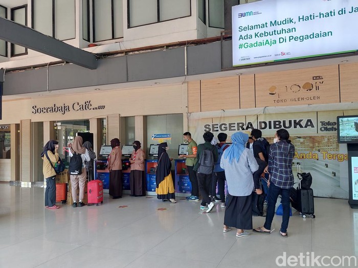 Pemudik di Stasiun Gubeng