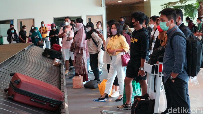 Pemudik menunggu bagasi saat tiba di Bandara Yogyakarta International Airport (YIA), Kuloprogo, Senin (25/4/2022).