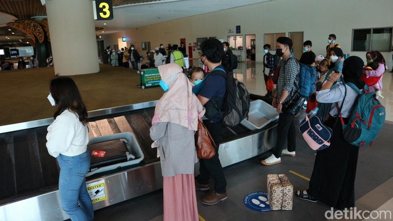 Pemudik Mulai Berdatangan di Bandara Yogyakarta Pemudik menunggu bagasi saat tiba di Bandara Yogyakarta International Airport (YIA), Kuloprogo, Senin (25/4/2022).