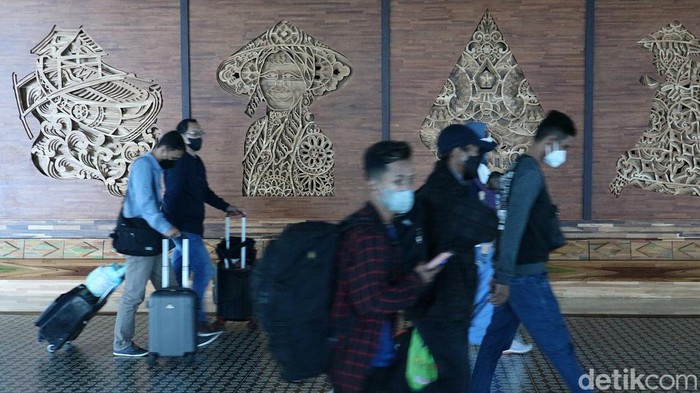 Pemudik menunggu bagasi saat tiba di Bandara Yogyakarta International Airport (YIA), Kuloprogo, Senin (25/4/2022).