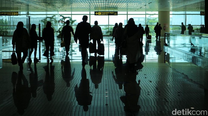 Pemudik menunggu bagasi saat tiba di Bandara Yogyakarta International Airport (YIA), Kuloprogo, Senin (25/4/2022).