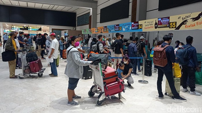 Calon penumpang antre untuk lapor diri sebelum melakukan penerbangan di Terminal 2E Bandara Soekarno Hatta, Tangerang, Banten, Senin (24/4/2022).