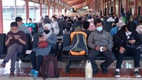Adapun pergerakan penumpang pada 22 April yang mencapai 160.000 penumpang itu lebih tinggi 14 persen dibandingkan dengan rata-rata harian pergerakan penumpang pada Maret 2022 yang sekitar 140.000 penumpang/hari.