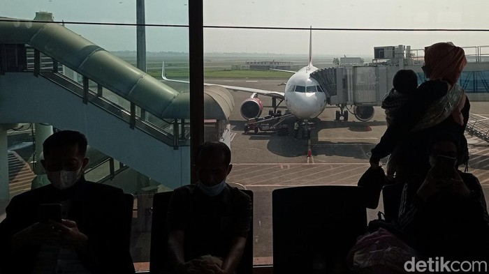 Calon penumpang antre untuk lapor diri sebelum melakukan penerbangan di Terminal 2E Bandara Soekarno Hatta, Tangerang, Banten, Senin (24/4/2022).