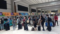 Calon penumpang antre untuk lapor diri sebelum melakukan penerbangan di Terminal 2E Bandara Soekarno-Hatta, Tangerang, Banten, Senin (25/4/2022).  