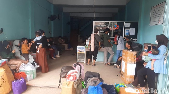 Keramaian pemudik terlihat di loket bus.